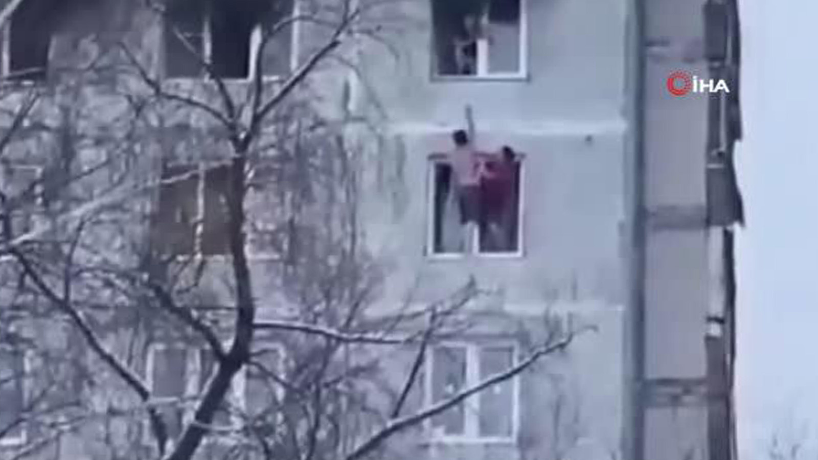 Женщина умерла спасая. Пожар в квартире многоэтажном доме. Пожар в окне. Пожар в Москве многоэтажка. Пожар в Чертаново.