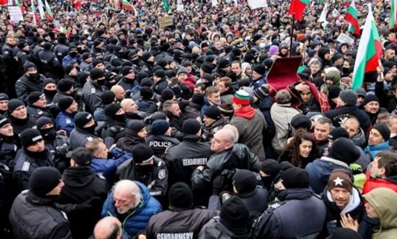 bulgaristanda covid 19 tedbirlerine karsi cikan protestocular parlamentoyu basmaya calisti dTXk